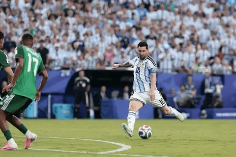ميسي يتقاسم الصدارة وتحذير للفراعنة.. صراع ناري على جائزة هداف كأس العالم 2026 (صور)